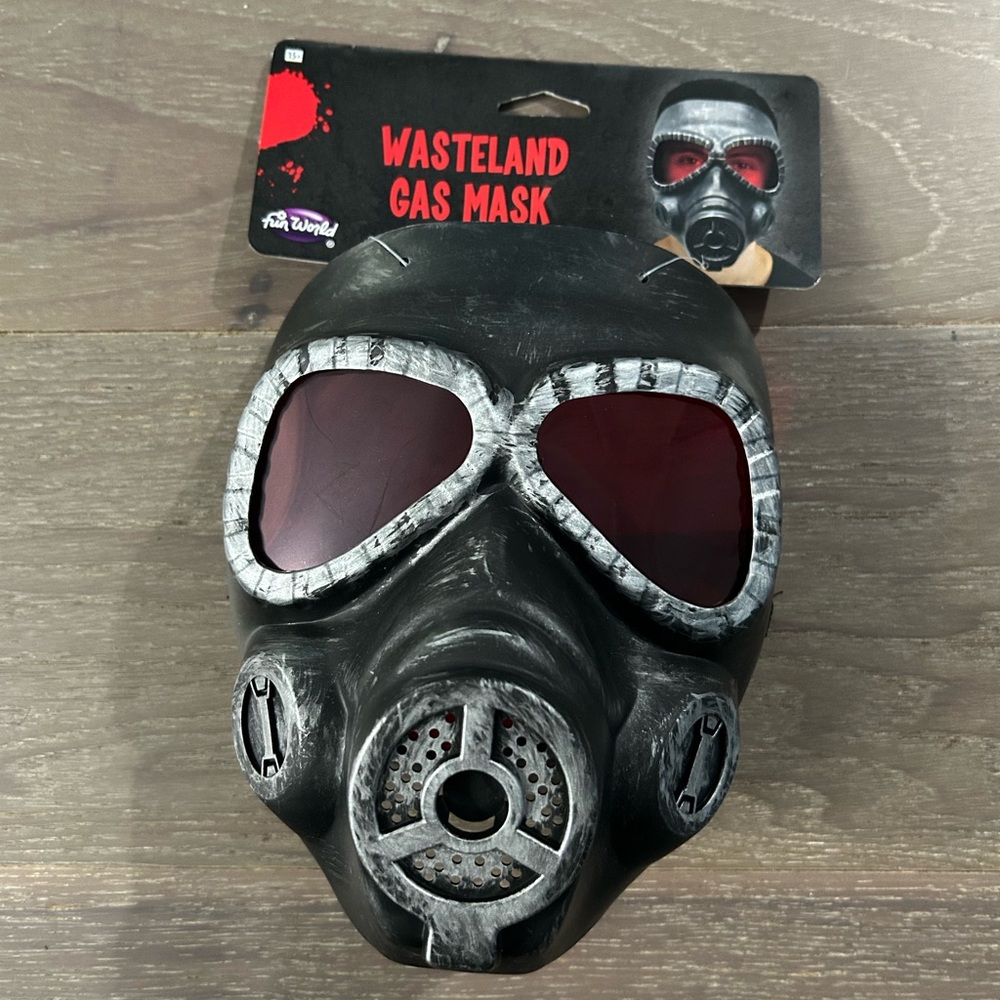 Fun world wasteland gas mask. NWT adult